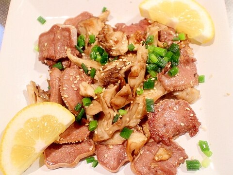 焼肉を超えろ！　豚タンと舞茸の炒め物